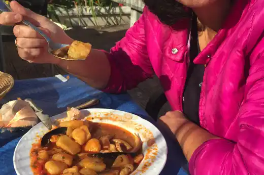 Patatas con calamares y mejillones en Mesón Casa Tía Goya